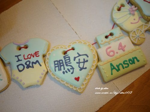 ▌三寶媽碎碎念▌小王子四個月囉!超可愛的收涎餅乾♥NIJI cupcake♥給他吃甜甜