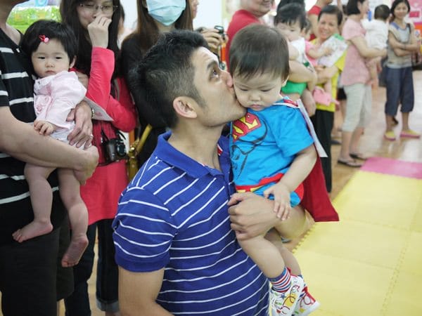 ▌三寶媽碎碎念▌11M爬行比賽 ♥丁丁藥局爬行比賽♥(內有精彩影片)