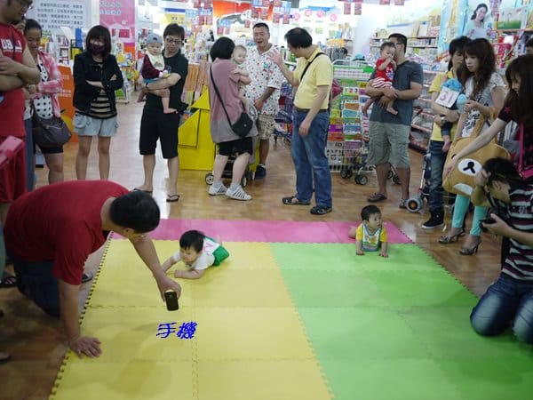 ▌三寶媽碎碎念▌11M爬行比賽 ♥丁丁藥局爬行比賽♥(內有精彩影片)