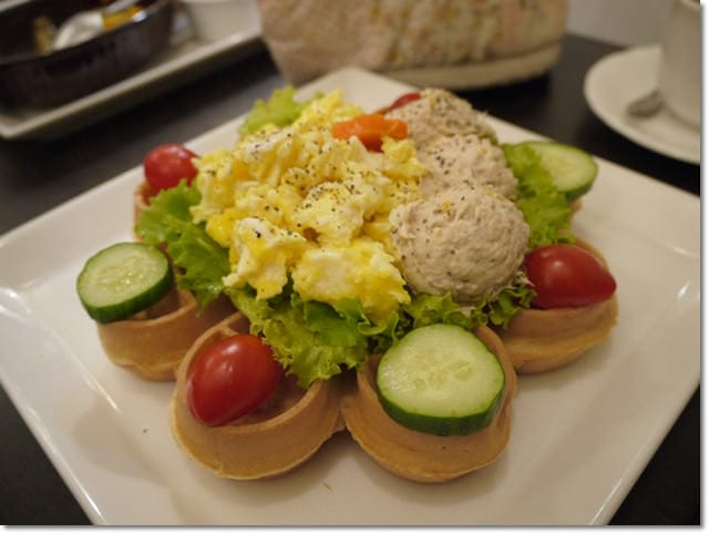 食記【鄉村風格˙東區hana1】~像花瓣一樣的鬆餅