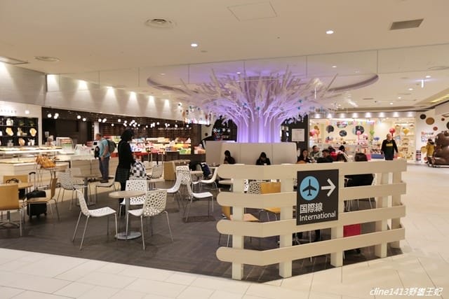 ▌北海道必買▌好像來到一座遊樂場♥新千歲機場♥必吃必買必逛購物攻略! 機場裡居然有露天溫泉及電影院! - 第37張圖 ▌北海道必買▌好像來到一座遊樂場♥新千歲機場♥必吃必買必逛購物攻略! 機場裡居然有露天溫泉及電影院!