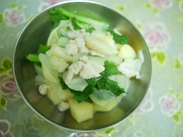 ▌三寶媽碎碎念▌現煮得更好吃!! 10M副食品&營養滿分 ♥雞肉蔬菜粥,熬湯底,馬鈴薯蘋果泥來囉 ♥
