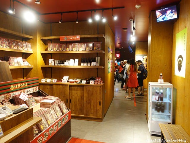 ▌日本必吃美食▌♥一蘭拉麵道頓堀店屋台館♥日本最大一蘭分店、屋台邊吃邊聊真方便(24小時營業、販賣伴手禮) - 第10張圖 ▌日本必吃美食▌♥一蘭拉麵道頓堀店屋台館♥日本最大一蘭分店、屋台邊吃邊聊真方便(24小時營業、販賣伴手禮)