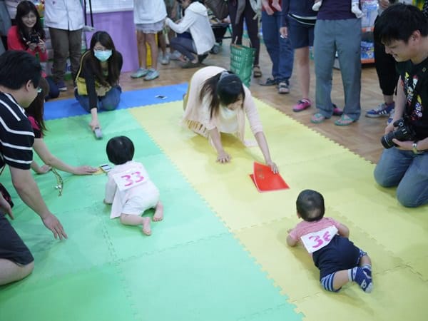 ▌三寶媽碎碎念▌11M爬行比賽 ♥丁丁藥局爬行比賽♥(內有精彩影片)