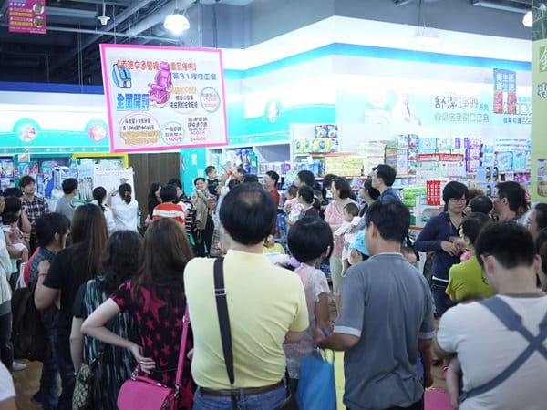 ▌三寶媽碎碎念▌11M爬行比賽 ♥丁丁藥局爬行比賽♥(內有精彩影片)