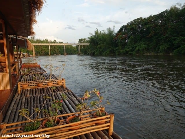 ▌泰國。北碧府▌來去桂河住一晚♥桂河木筏精品度假村Boutique Raft Resort River Kwai♥難忘的泰國水上屋初體驗