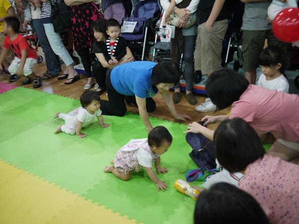 ▌三寶媽碎碎念▌11M爬行比賽 ♥丁丁藥局爬行比賽♥(內有精彩影片)